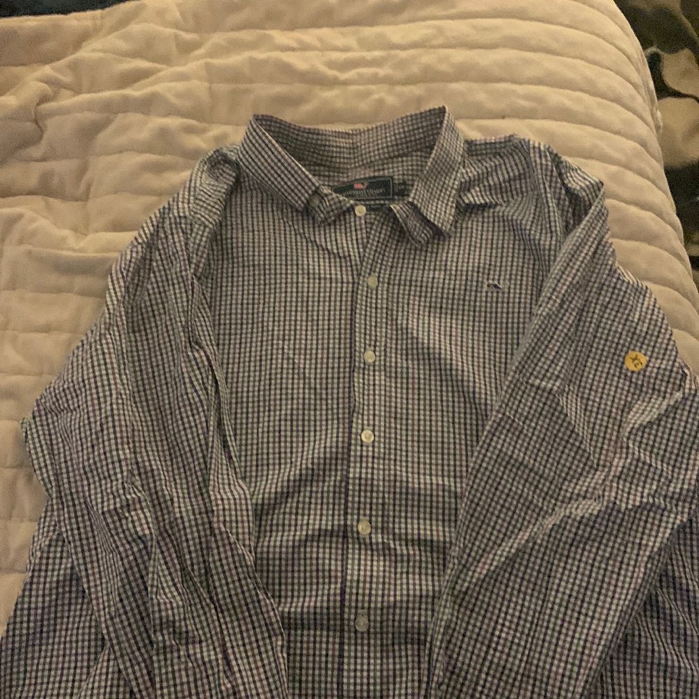Vineyard vines cotton light weight shirt.